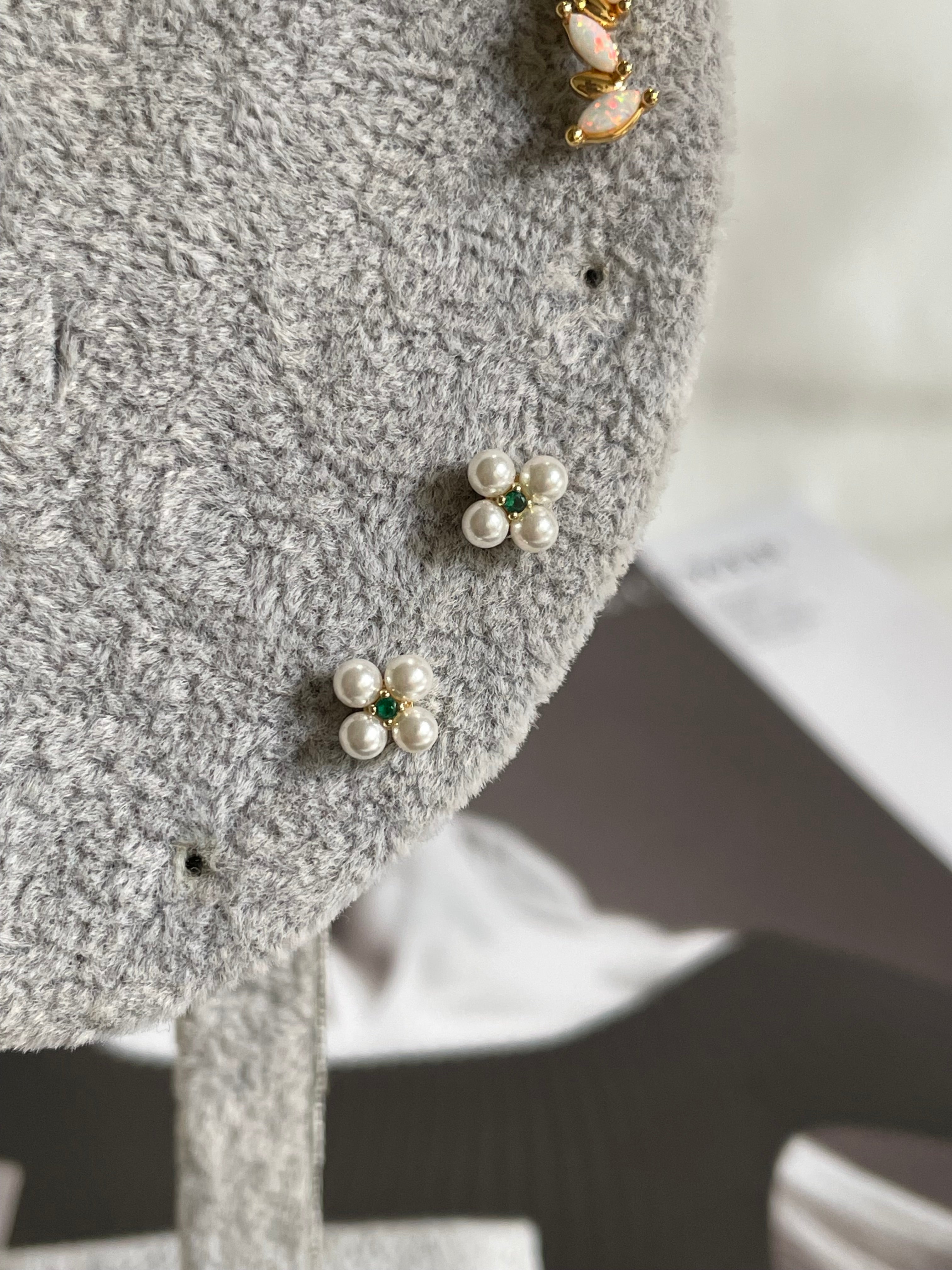 Broquel flor perla con cristal verde