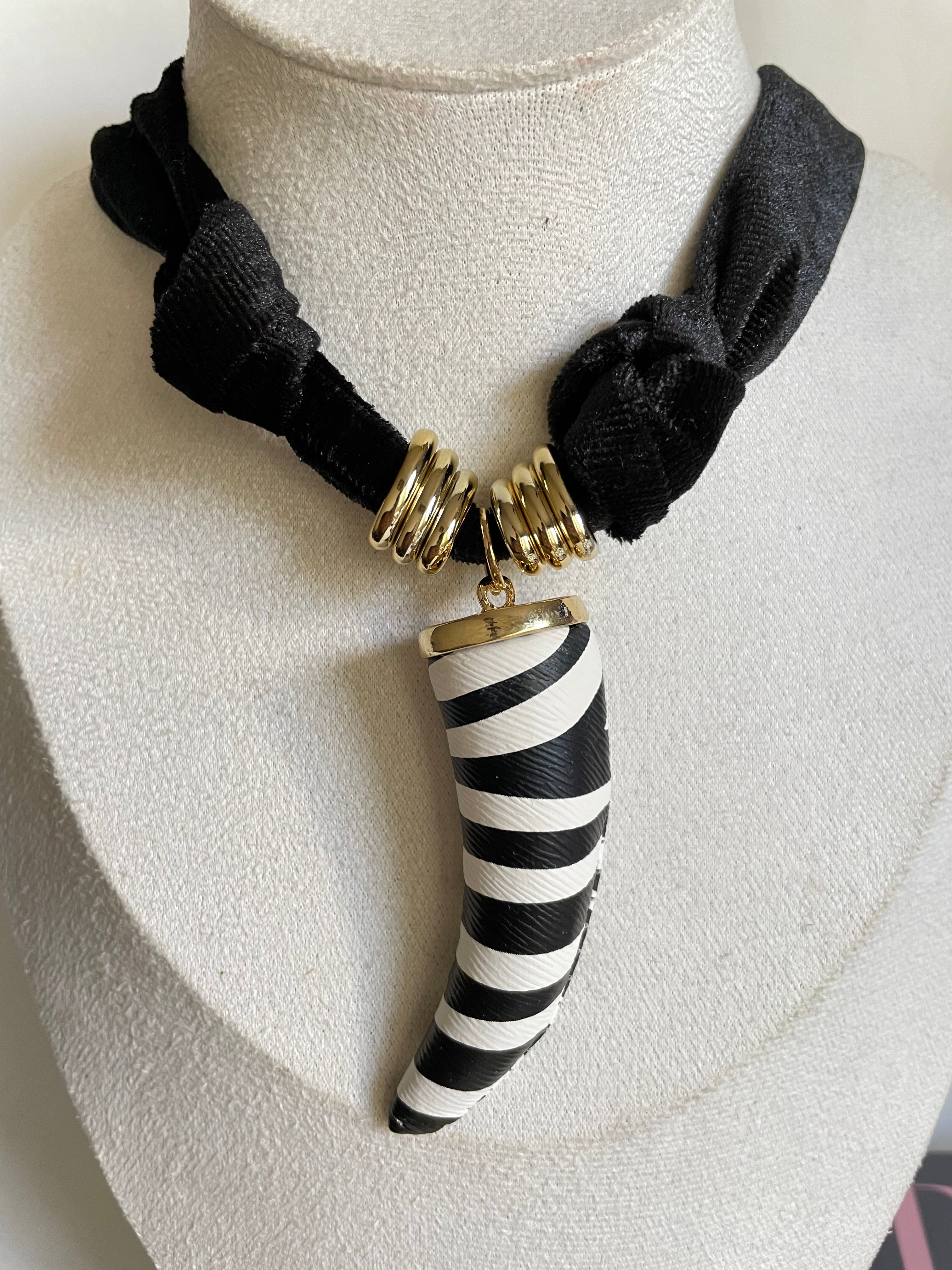 Collar colmillo cebra