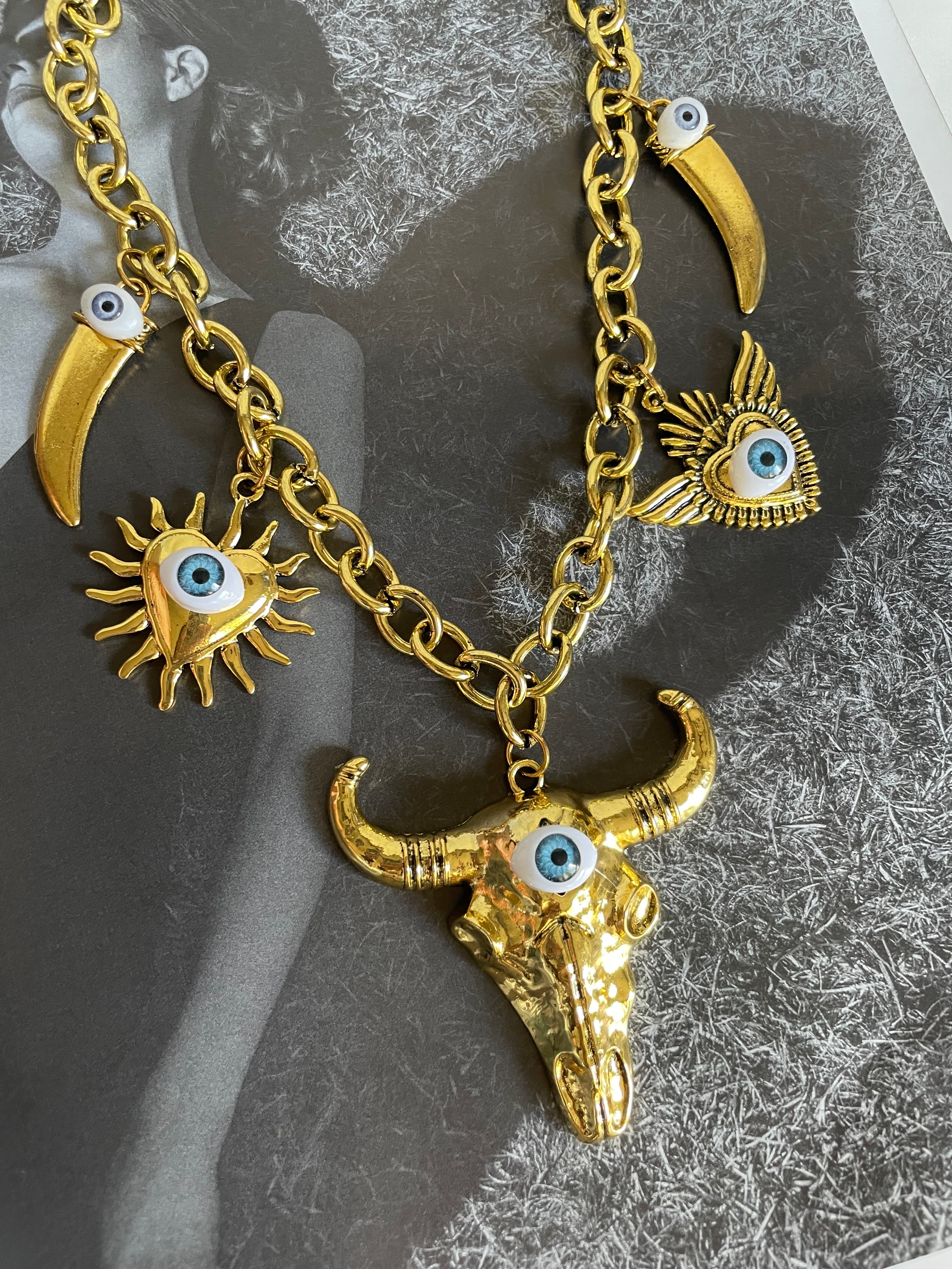 Cadena charms eye