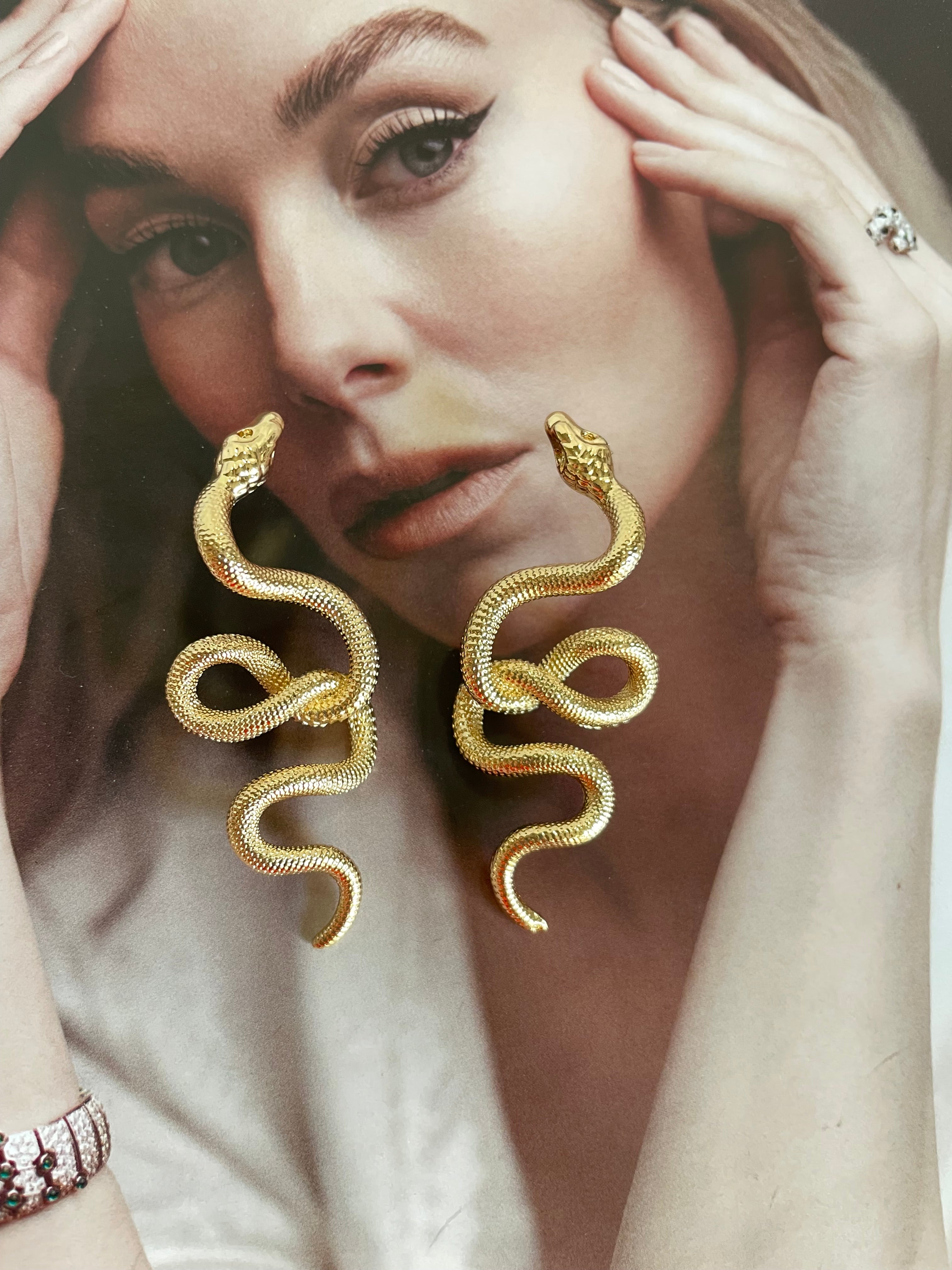 Aretes snake dorada
