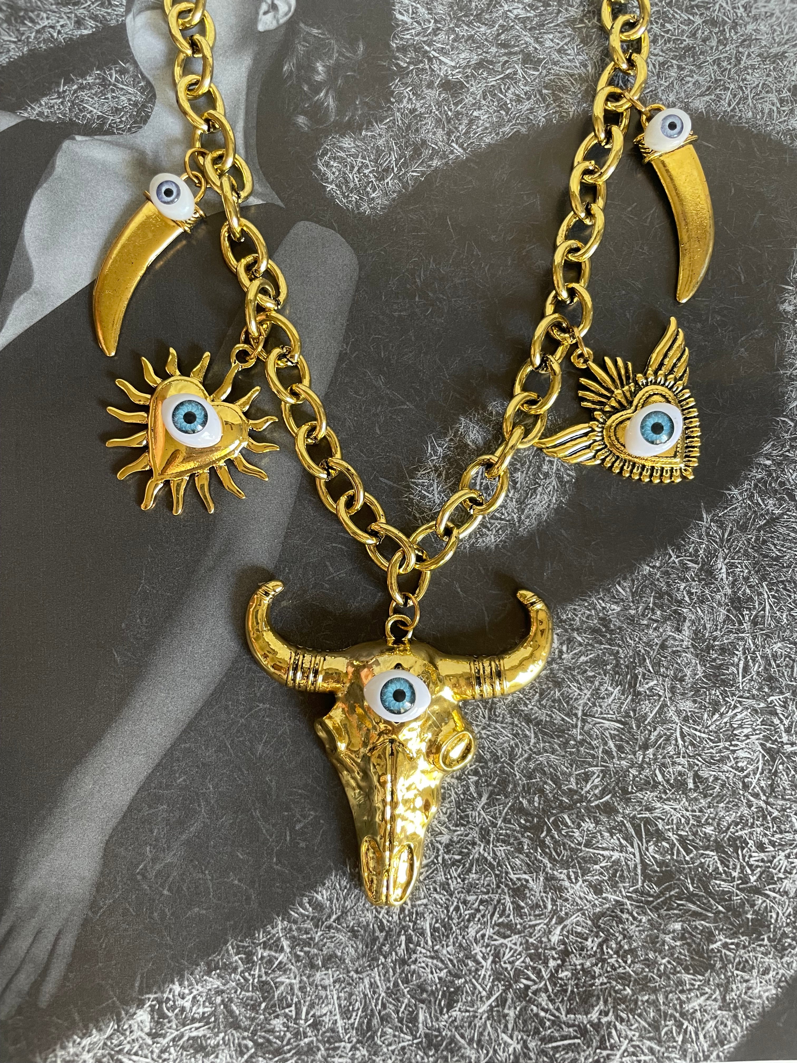 Cadena charms eye