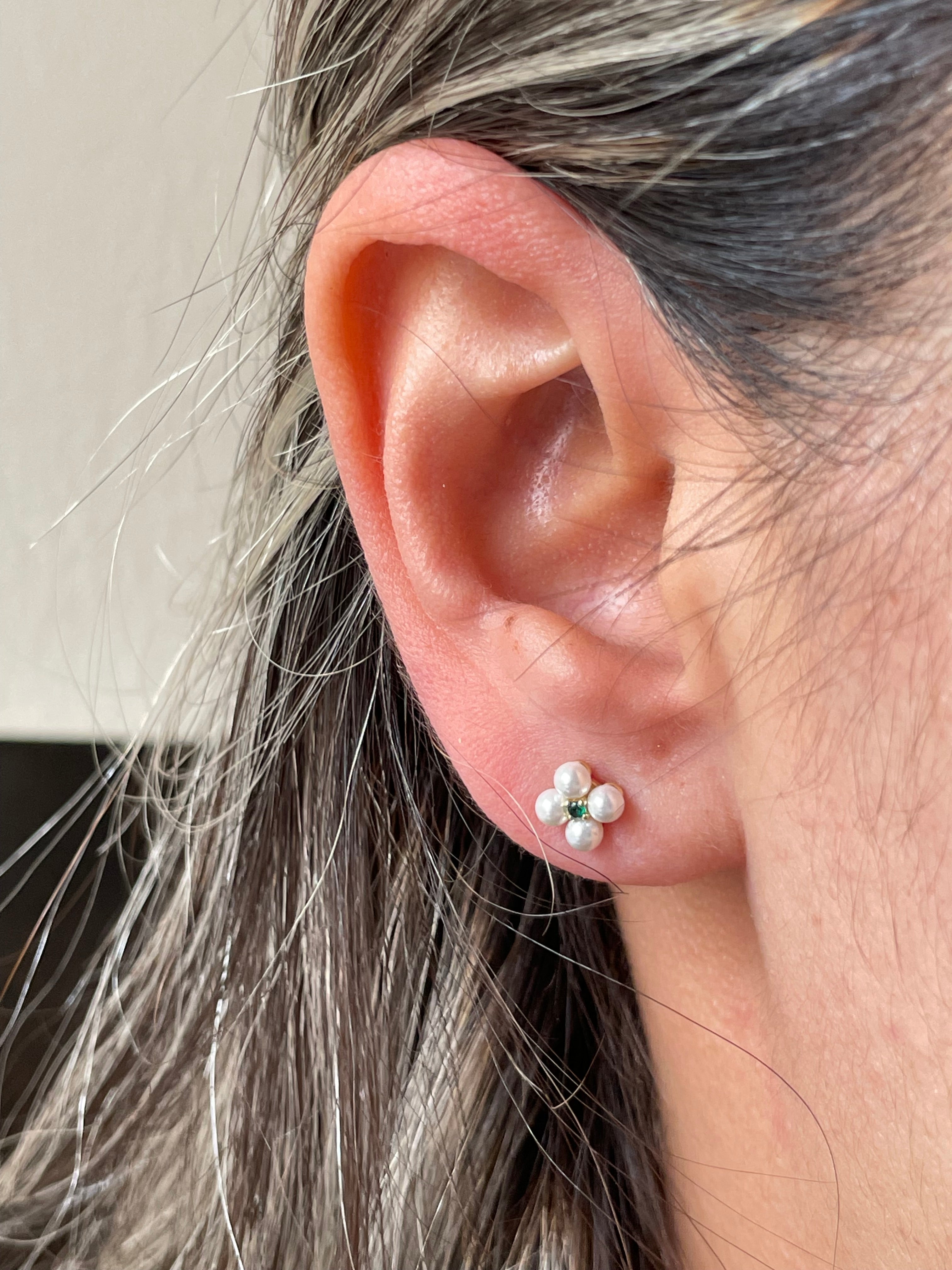 Broquel flor perla con cristal verde