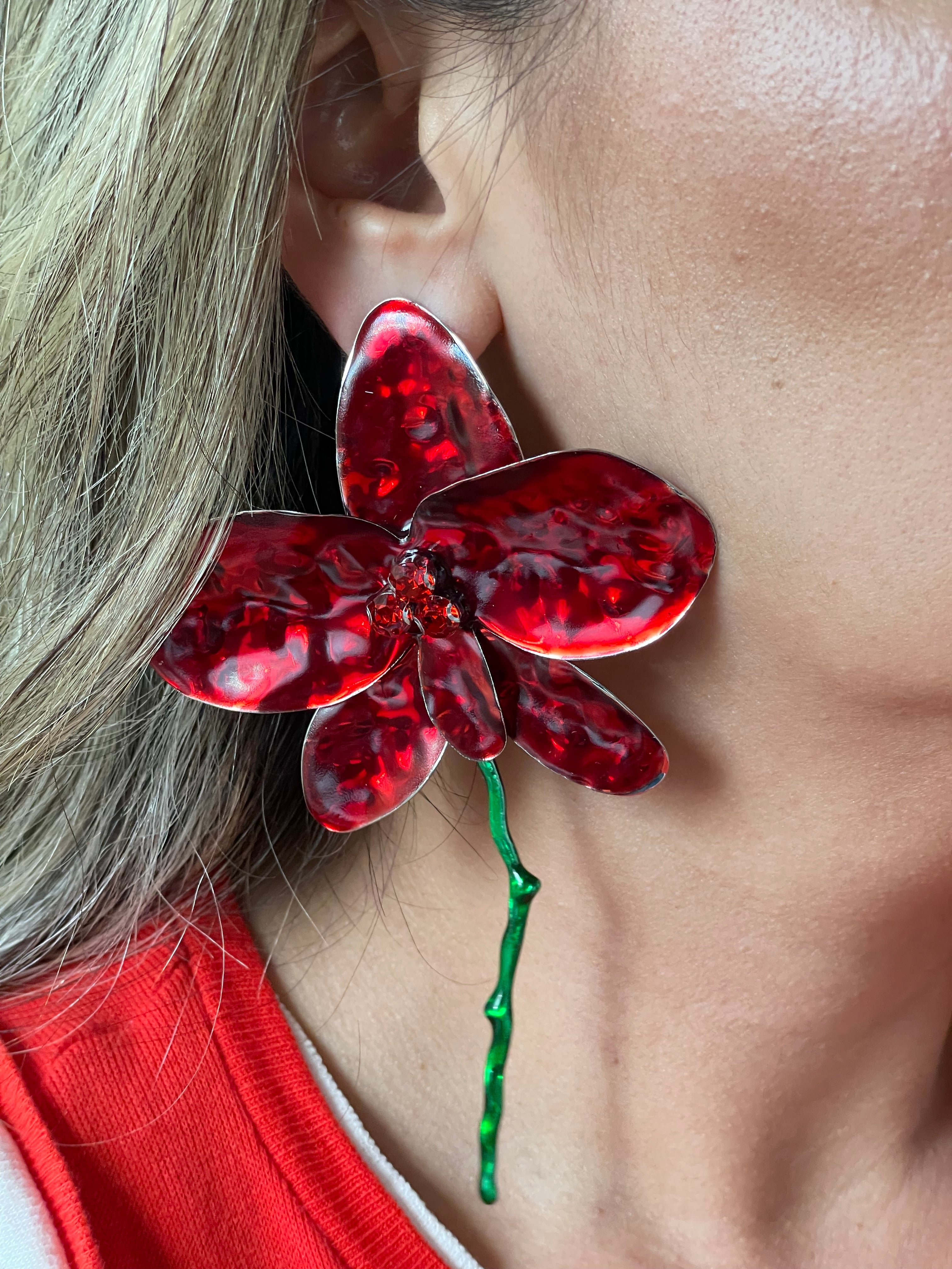 Arete flor roja