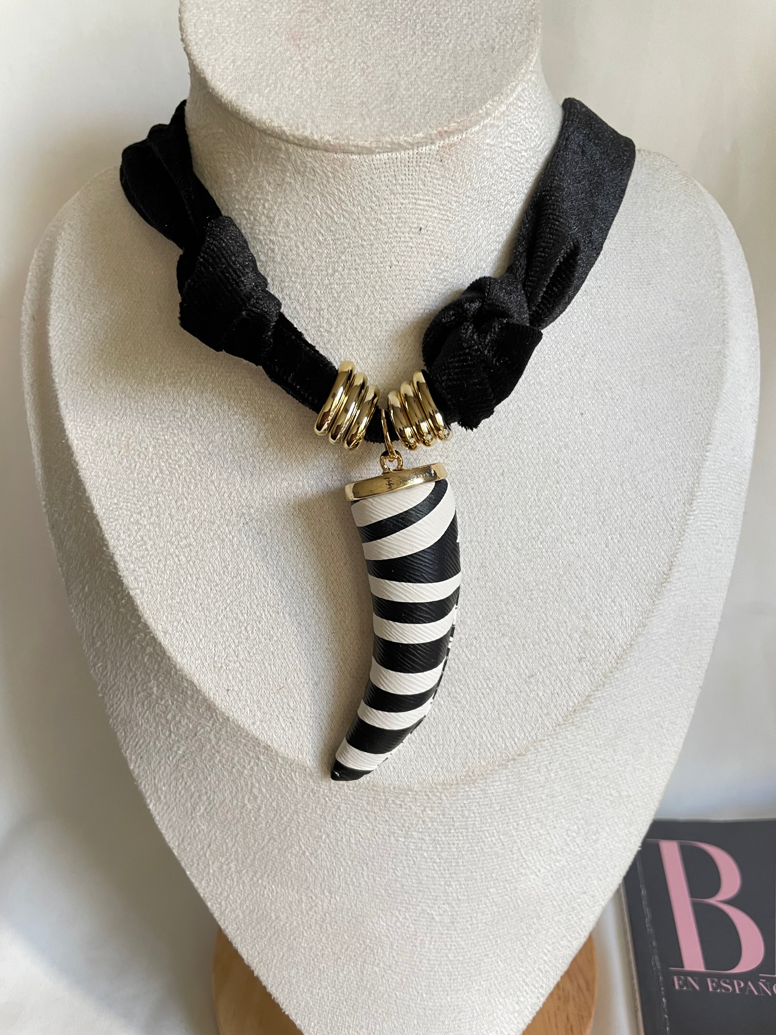 Collar colmillo cebra